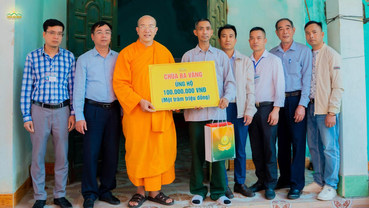 Với tinh thần từ bi của đạo Phật, Sư Phụ Thích Trúc Thái Minh thay mặt chư Tăng Ni, Phật tử chùa Ba Vàng trao tặng anh Vũ Đình Cương 100 triệu đồng