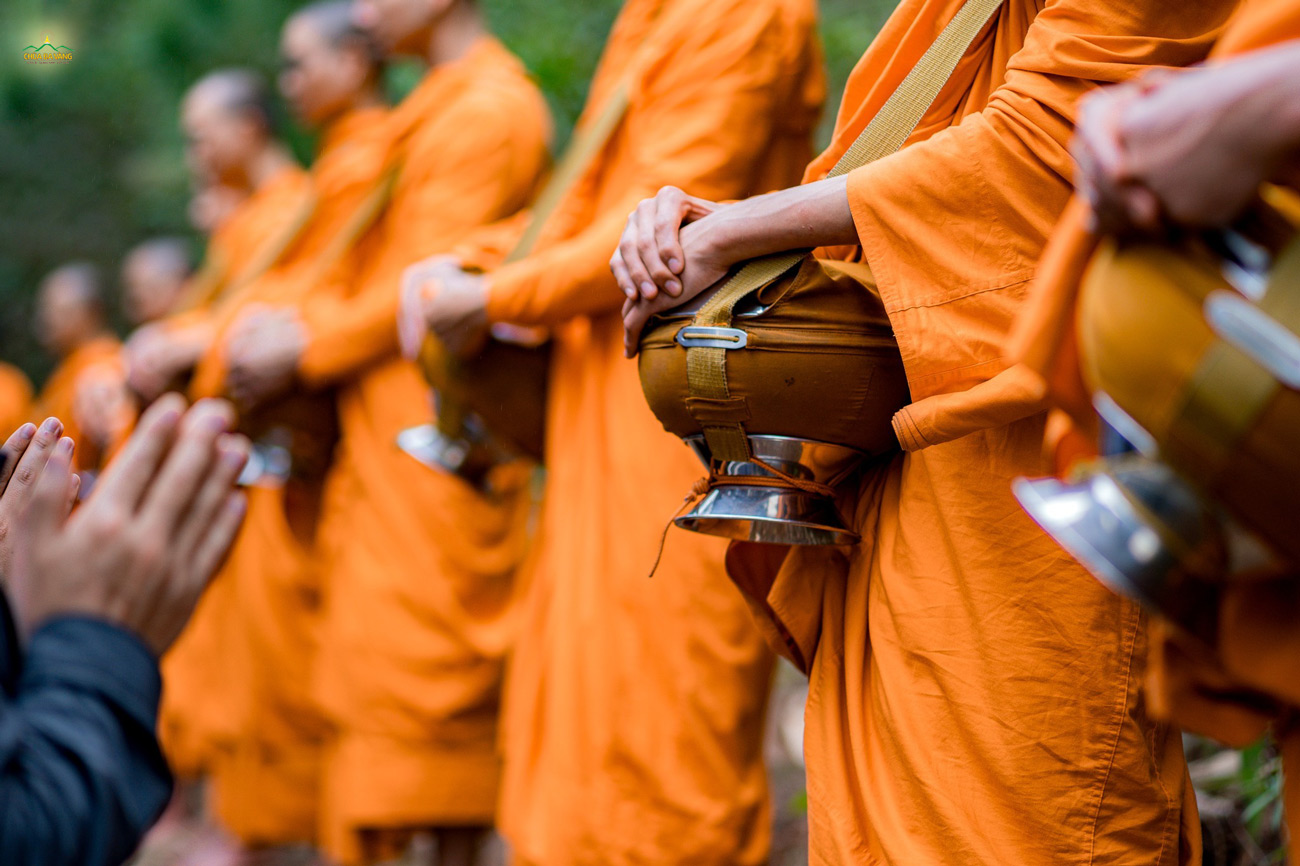 Khất thực là truyền thống của ba đời chư Phật