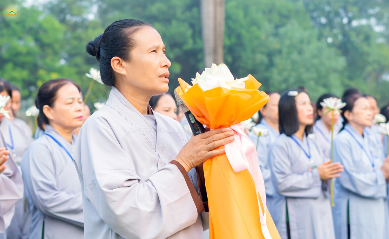 Đại diện các Phật tử, Cô chủ nhiệm Phạm Thị Yến dâng lời tác bạch tại Tháp Trà Tỳ