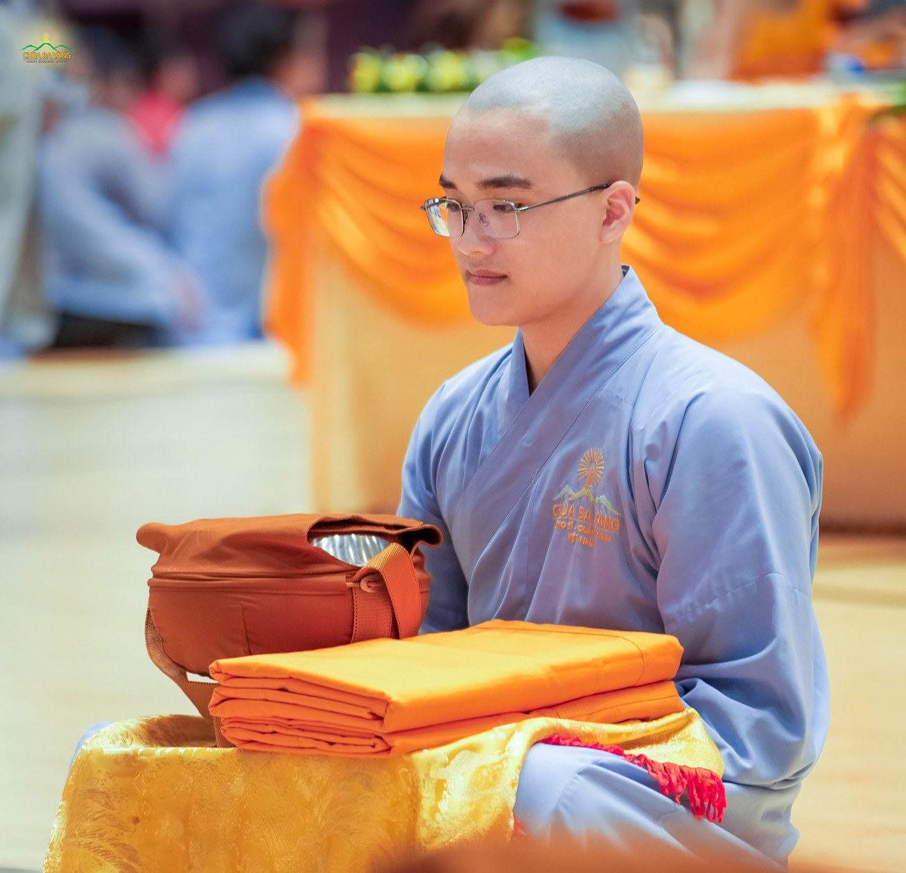 Sau khi được Sư Phụ chú nguyện, truyền trao y bát, các quý tân sư nương đức chư Tăng thọ nhận y bát do Phật tử và các bạn trẻ cúng dường