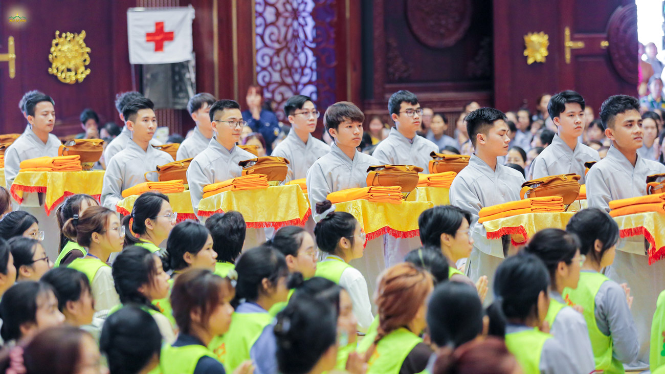 Các thành viên trong CLB Tuổi trẻ Ba Vàng cùng các Phật tử trong CLB Cúc Vàng dâng y bát đến quý tân sư xuất gia