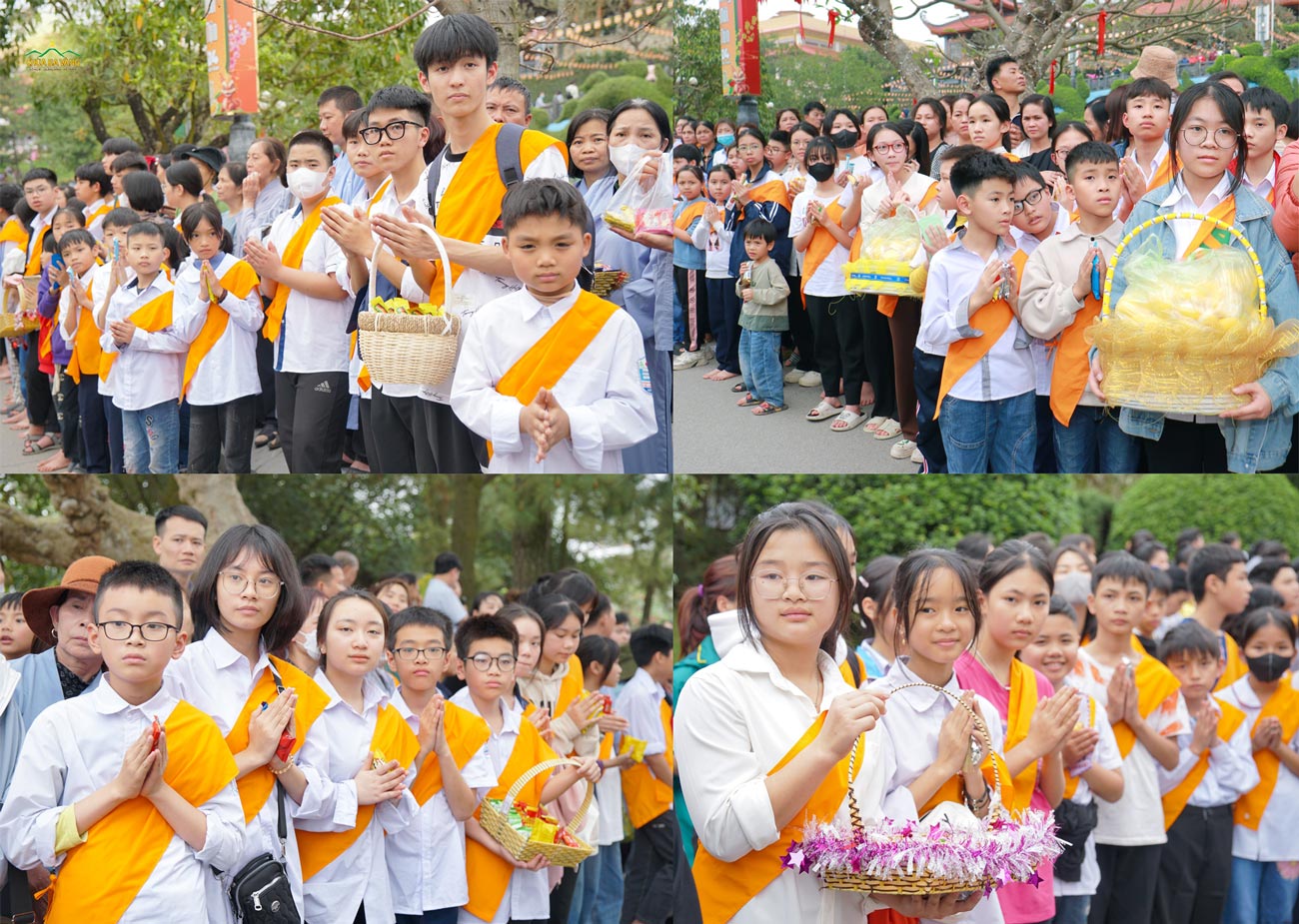 Các bạn khóa sinh CLB La Hầu La tham gia buổi đặt bát cúng dường chư Tăng chùa Ba Vàng