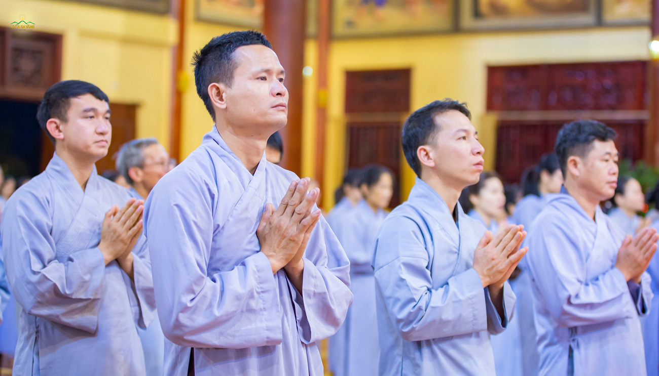 Tại chùa, các Phật tử tu tập theo sự dẫn chúng của chư Tăng