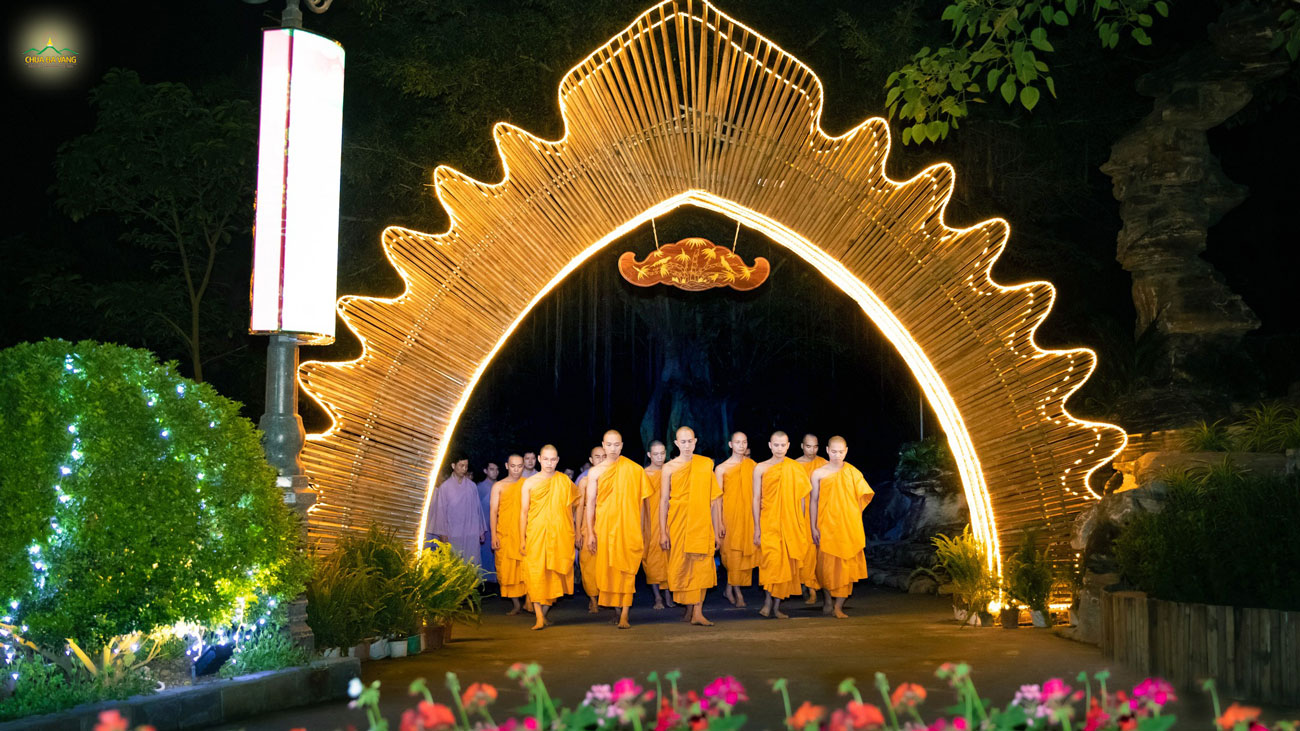 Nhân ngày kỷ niệm về Đệ nhất đầu đà tôn giả Ma ha Ca Diếp, thể theo mong cầu của các Phật tử, chư Tăng đã dẫn chúng thiền hành trong khuôn viên chùa Ba Vàng