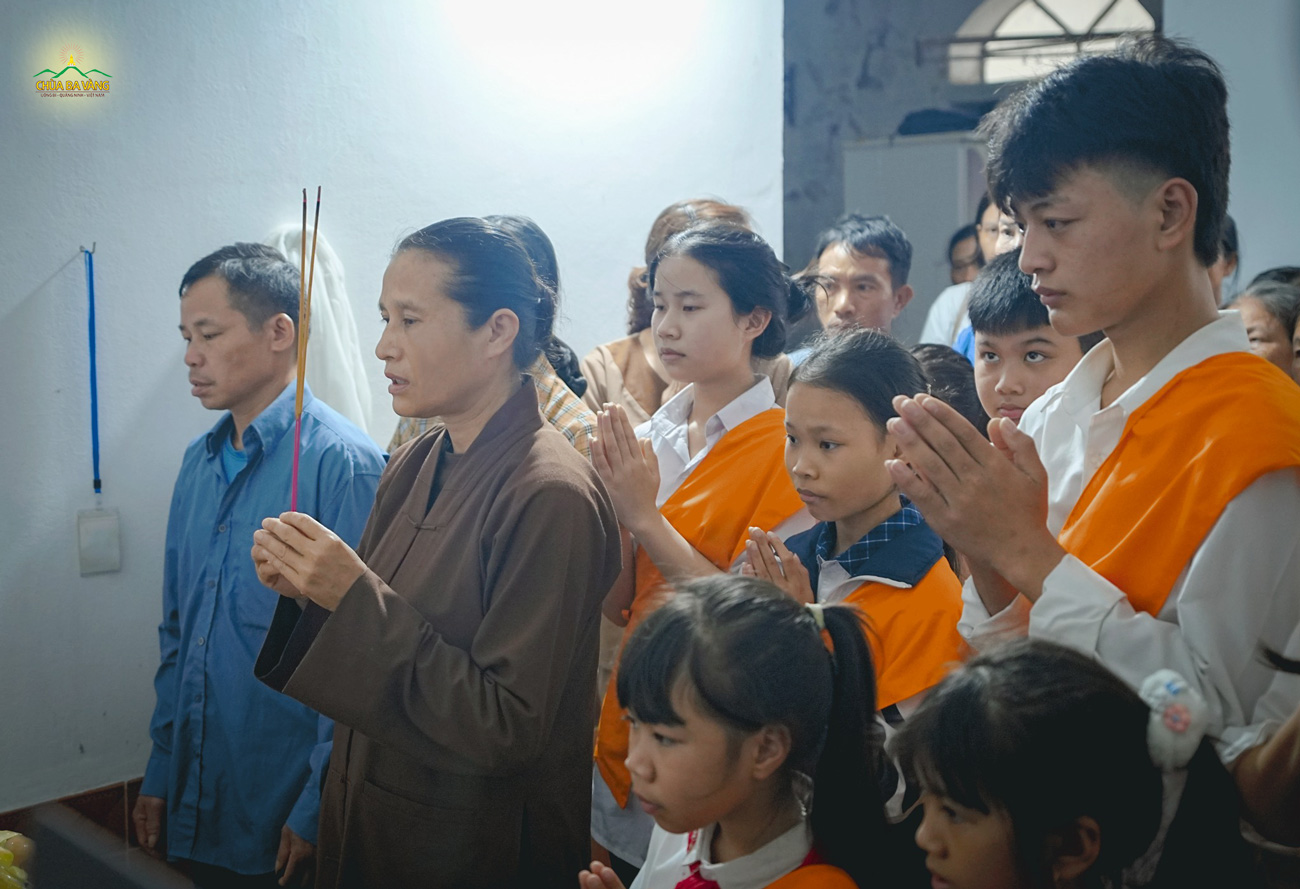 Mọi người cùng cầu nguyện Tam Bảo gia hộ cho Quang Huy sớm được đầy đủ nhân duyên tái sinh vào cảnh giới an lành
