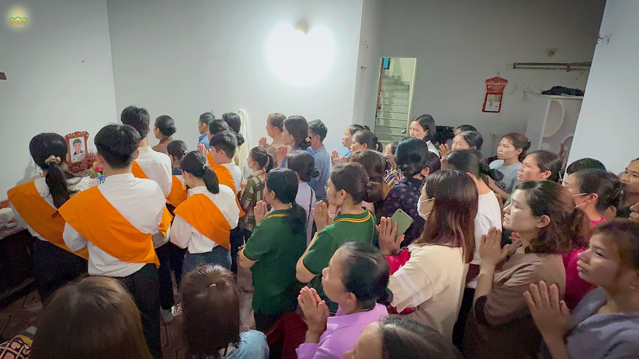 Mọi người cùng nhau cầu nguyện Tam Bảo gia hộ cho Quang Huy