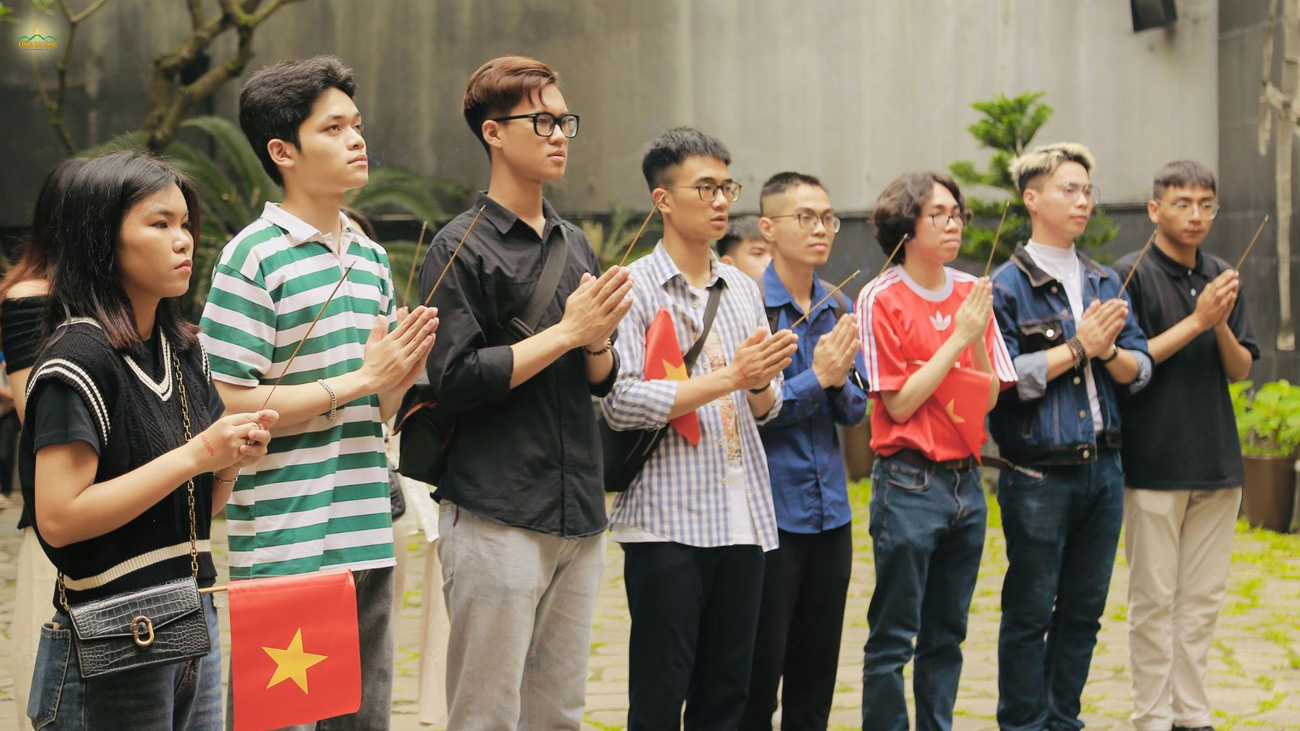 Các bạn dâng hương, tưởng niệm các anh hùng đã hy sinh bảo vệ tổ quốc tại đài tưởng niệm các chiến sĩ cách mạng của di tích