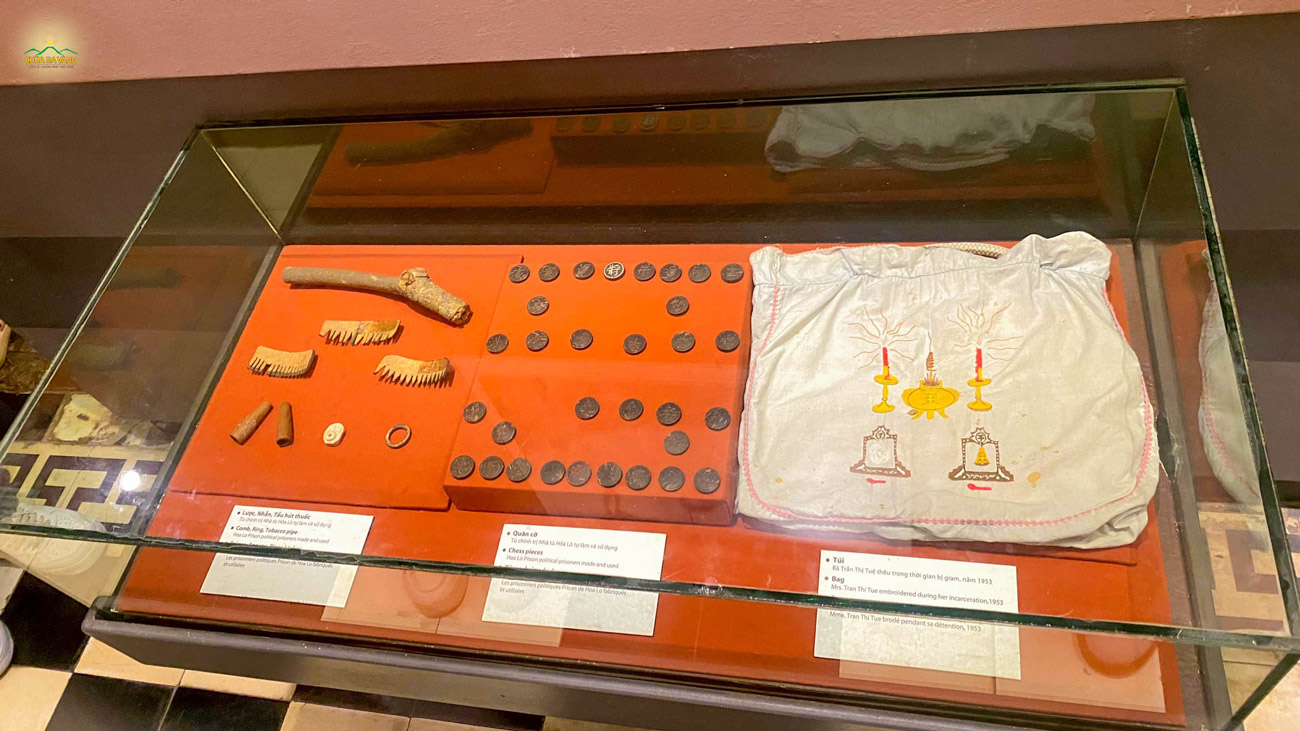 Những vật dụng do các tù nhân chính trị tự làm và sử dụng được lưu lại khu trưng bày của di tích