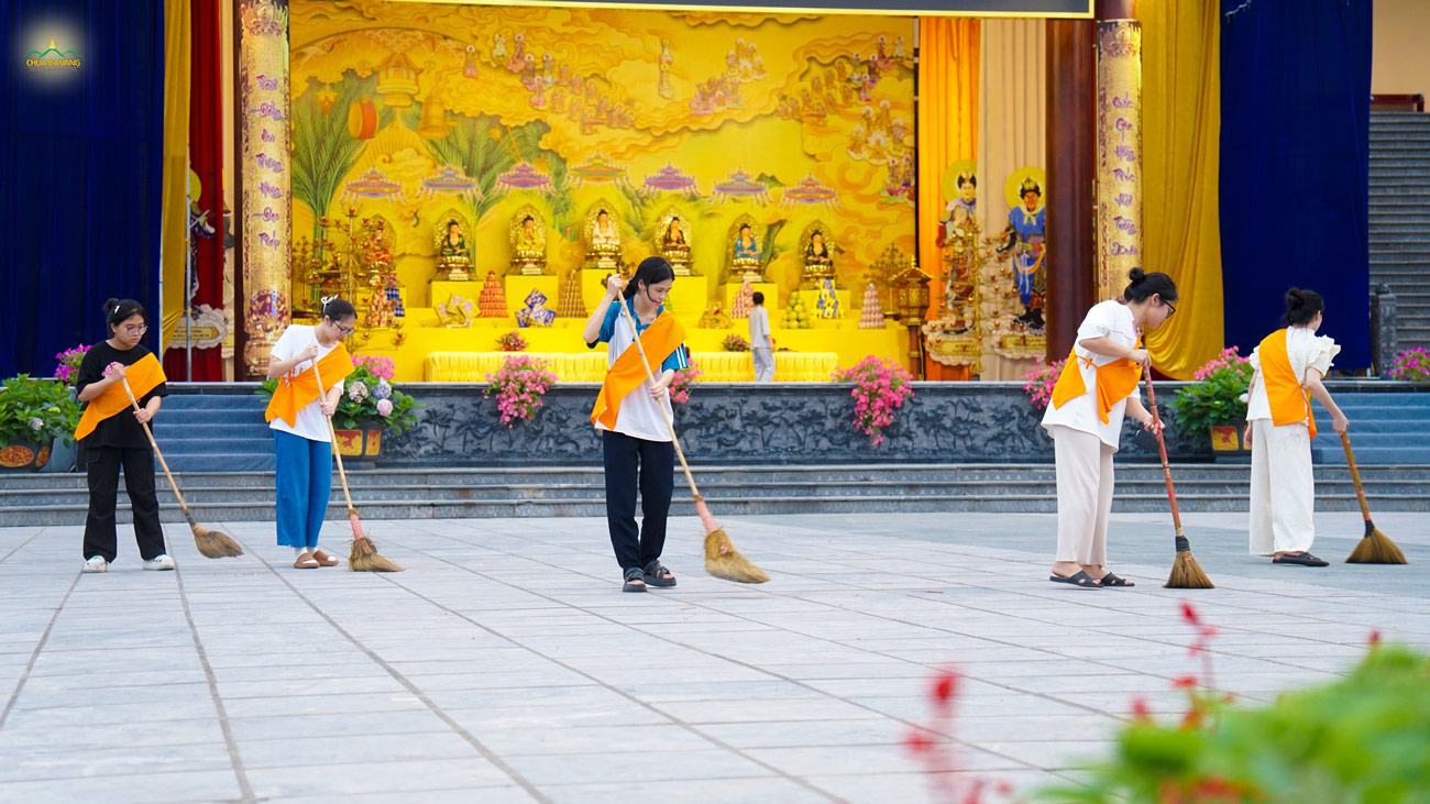 Nghỉ lễ, chúng mình cùng về Nhà lớn quét dọn sạch đẹp, đón chào các du khách tới thăm  