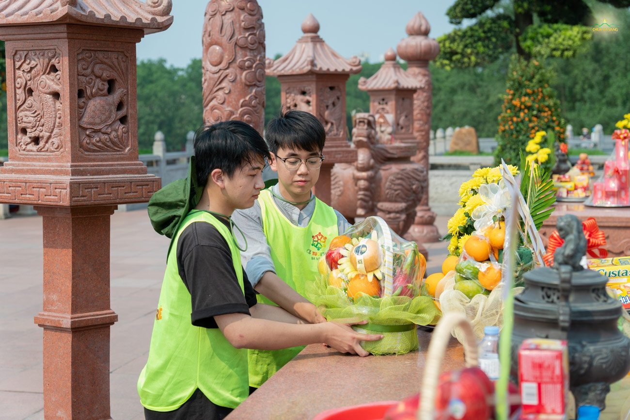 Đại diện CLB Tuổi Trẻ dâng hương cùng hoa, quả cúng dường