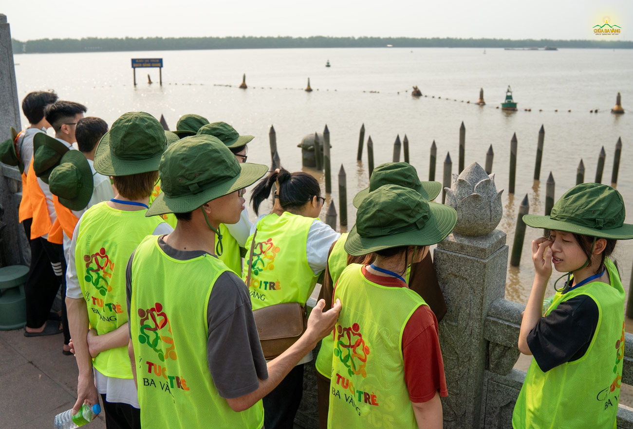 Mô hình bãi cọc trên sông Bạch Đằng tái hiện các trận chiến lịch sử thu hút các bạn trẻ tham quan