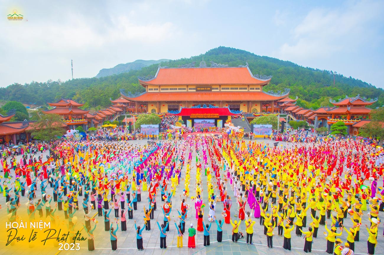 Sự đa dạng về trang phục, màu sắc của các Phật tử đã tạo nên một bức tranh rực rỡ mừng Đại lễ Phật đản 2023