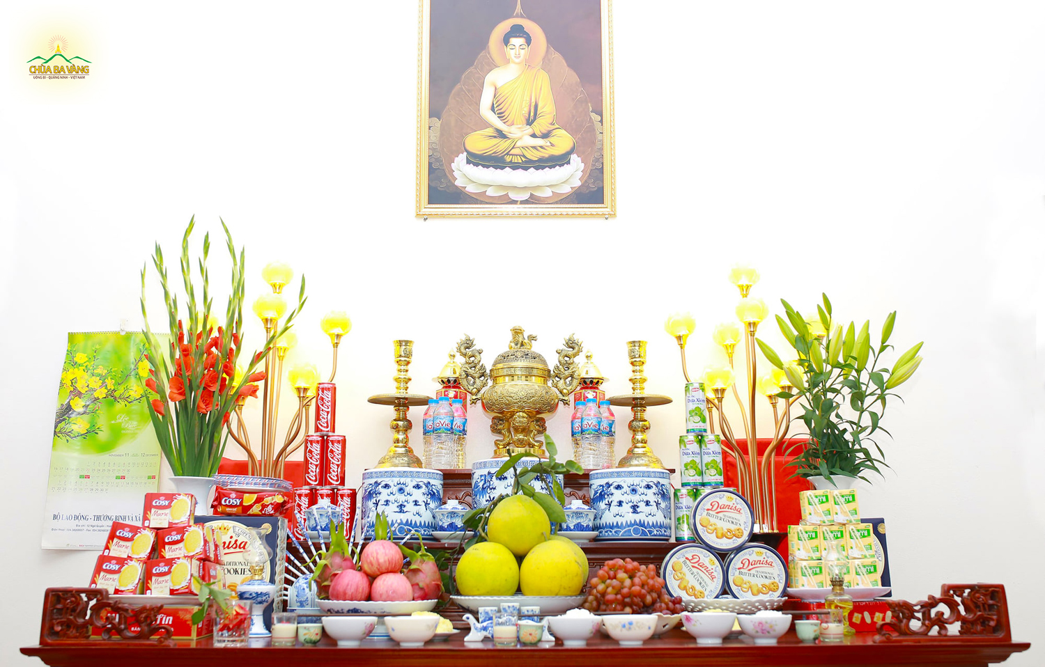 Việc tỉa chân nhang và bao sái bát hương có thể làm hằng ngày để giữ cho bàn thờ luôn được trang nghiêm, thanh tịnh