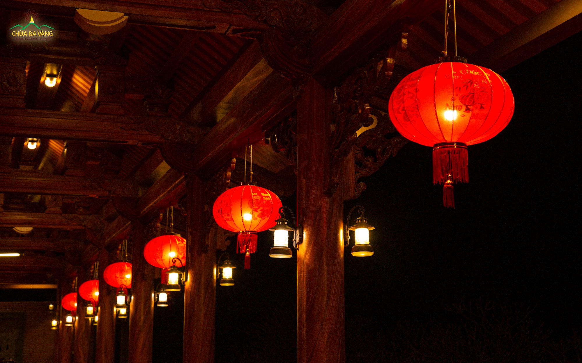 Hành lang La Hán cũng được những chiếc đèn lồng đỏ thắm “ghé qua”
