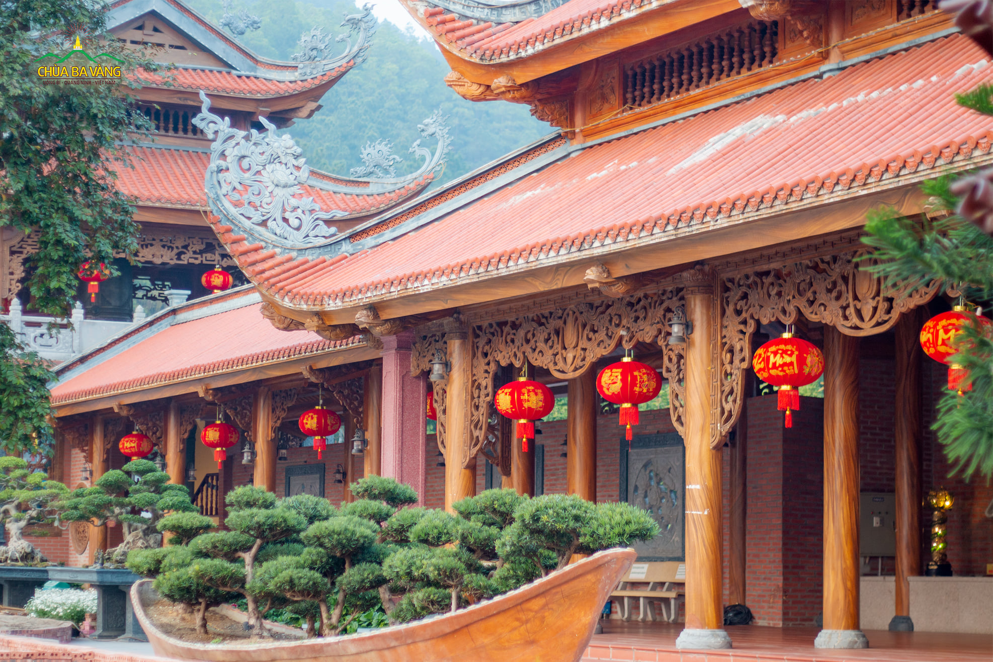 Những chiếc lồng đèn đỏ nổi bật dọc dãy hành lang La Hán tạo nên nét đặc trưng riêng cho chùa Ba Vàng
