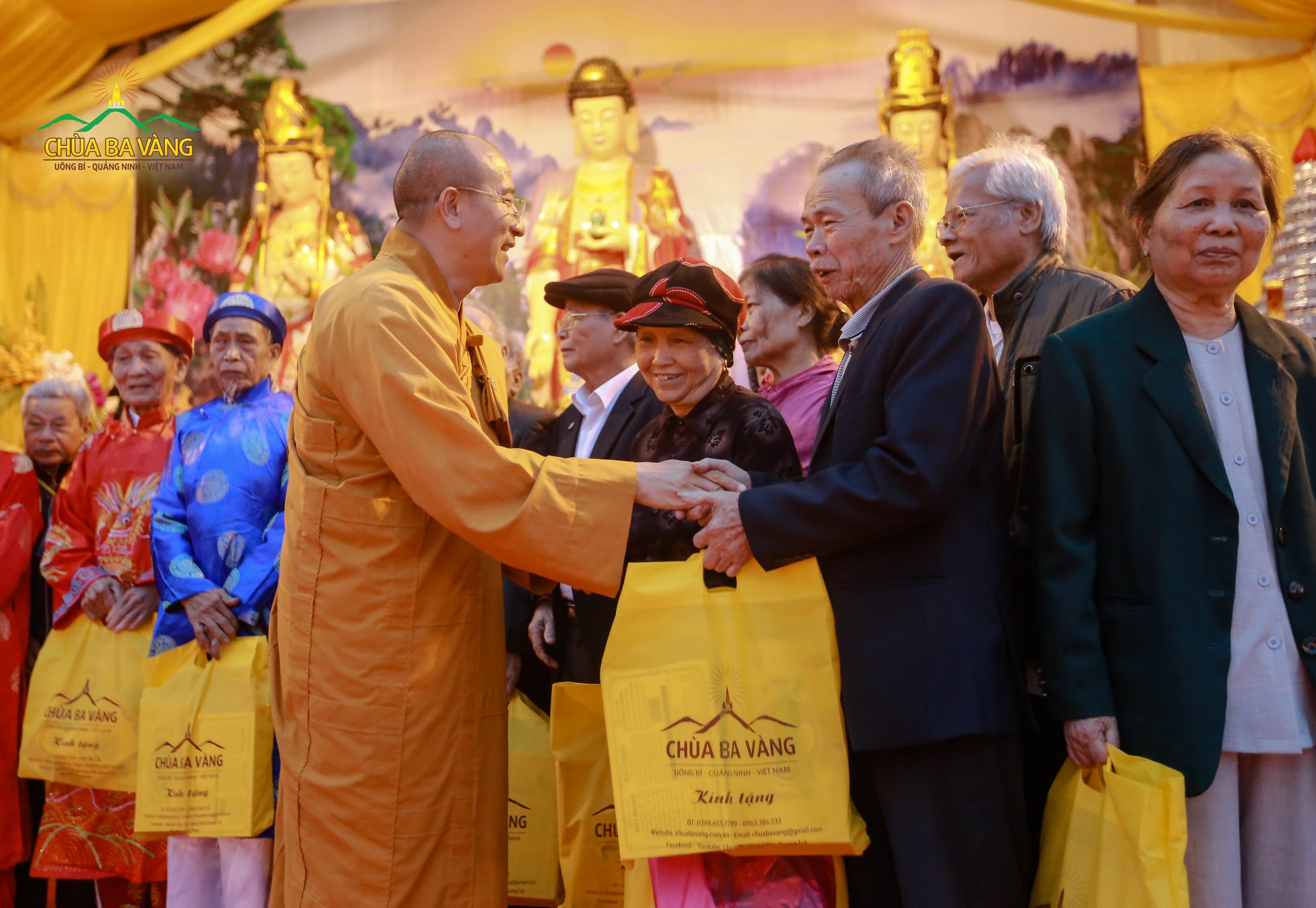Sư Phụ Thích Trúc Thái Minh trao quà cho các cụ trong buổi lễ chúc thọ tại chùa Ba Vàng năm 2019