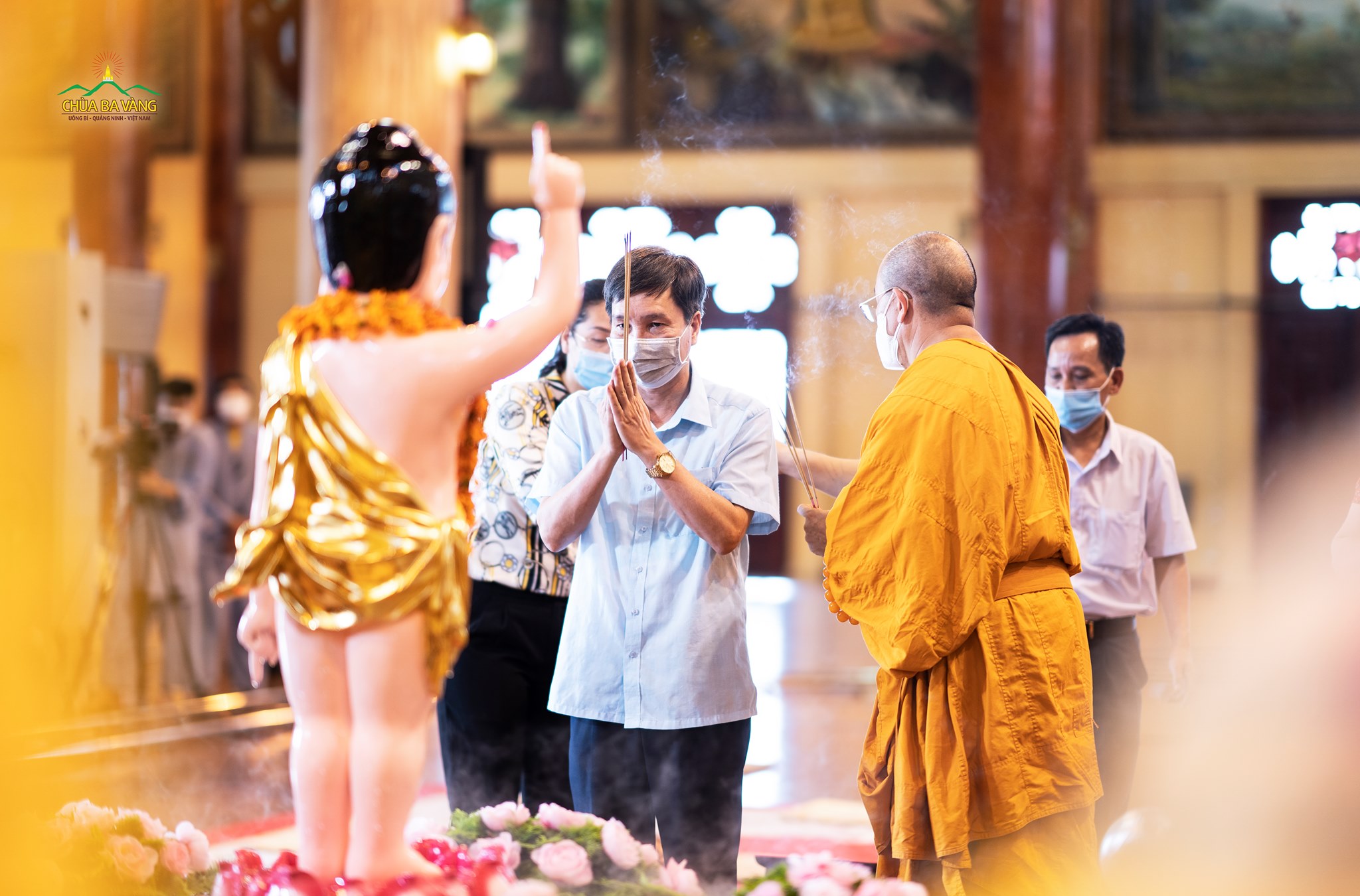 Nguyễn Văn Thành - Phó Chủ tịch UBND thành phố Uông Bí dâng hương lễ Phật tại Chính điện Chùa Ba Vàng