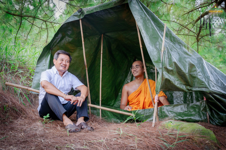 Nụ cười hạnh phúc của ông Đoàn Ngọc Hải khi được ngồi nghỉ trước lều bạt tu tập của chư Tăng trong rừng  