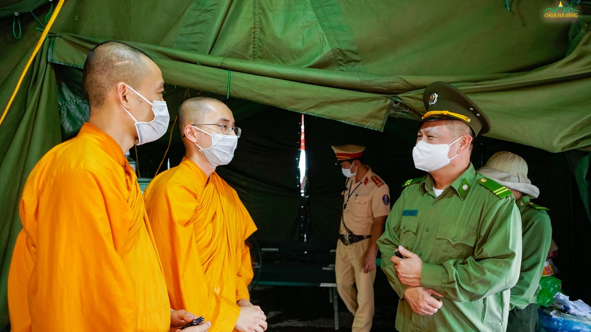 Chư Tăng chùa Ba Vàng đã thăm hỏi và động viên các cán bộ, chiến sĩ đang thực hiện nhiệm vụ trên tuyến đầu phòng chống dịch bệnh