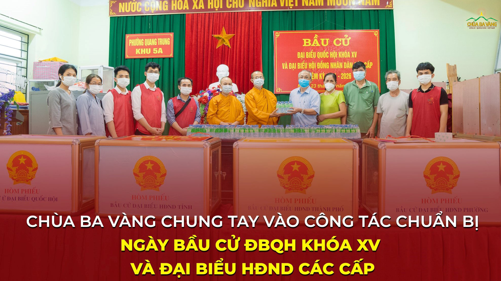 Đại diện chư Tăng, Phật tử chùa Ba Vàng đã trao tặng gần 3000 chai nước tinh khiết tới phường Quang Trung, phường Thanh Sơn, thành phố Uông Bí để phục vụ công tác bầu cử
