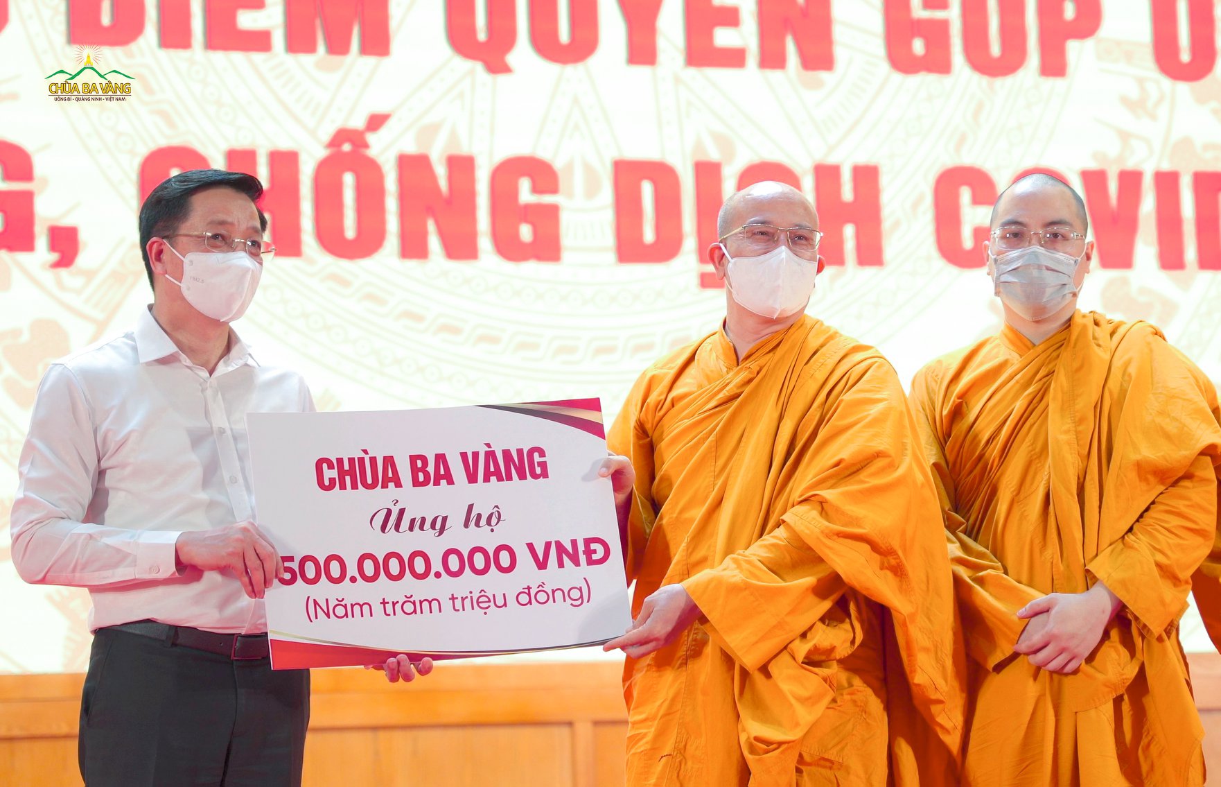 Sư Phụ Thích Trúc Thái Minh cùng chư Tăng chùa Ba Vàng đã trao tặng 500 triệu đồng ủng hộ, chung tay cùng người dân cả nước đóng góp cho công tác phòng chống, đẩy lùi dịch bệnh Covid-19