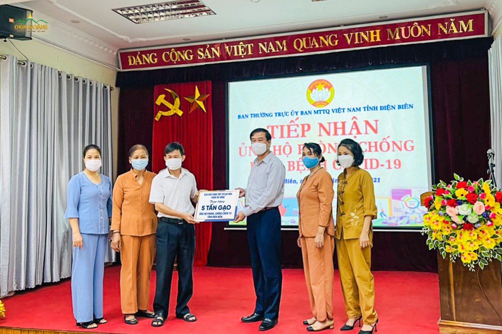 Đại diện các Phật tử trong Câu lạc bộ Cúc Vàng - Tập Tu Lục Hòa chùa Ba Vàng đã trao tặng 5 tấn gạo tới Uỷ ban MTTQ Việt Nam tỉnh Điện Biên  