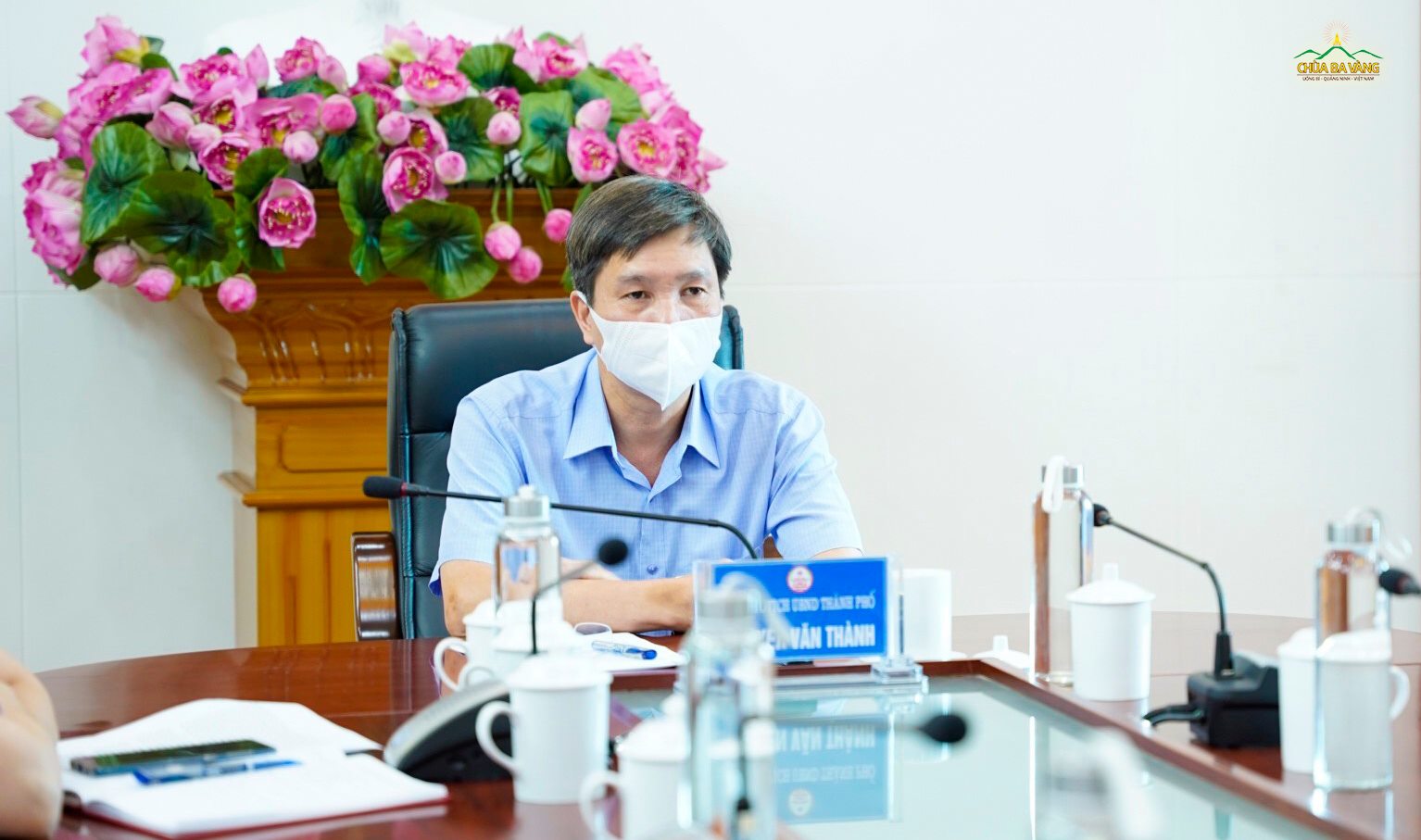 Phó Chủ tịch thường trực UBND Thành phố Uông Bí - ông Nguyễn Văn Thành (chủ trì cuộc họp tại điểm cầu thành phố Uông Bí)