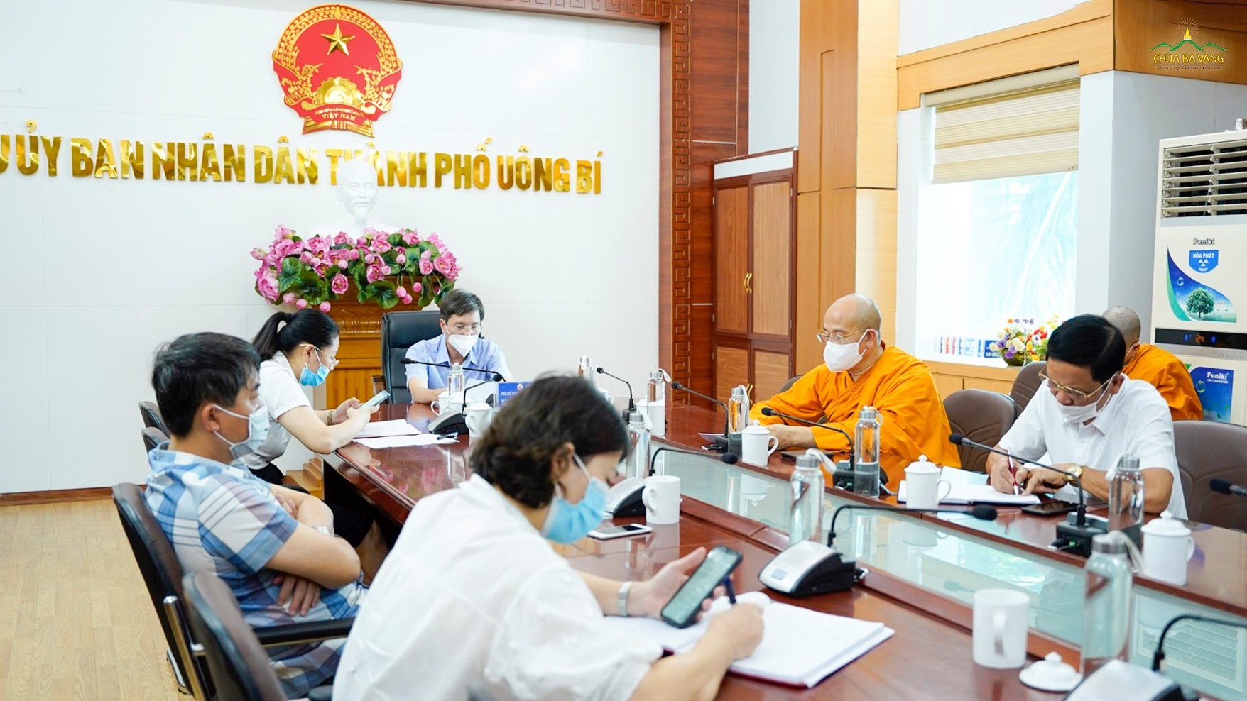 Sư Phụ Thích Trúc Thái Minh đã tham dự buổi họp trực tuyến với UBND tỉnh Quảng Ninh về báo cáo công tác đảm bảo an toàn phòng chống dịch gắn với việc mở lại các cơ sở kinh doanh dịch vụ, du lịch và các giải pháp thúc đẩy an toàn trên địa bàn tỉnh.