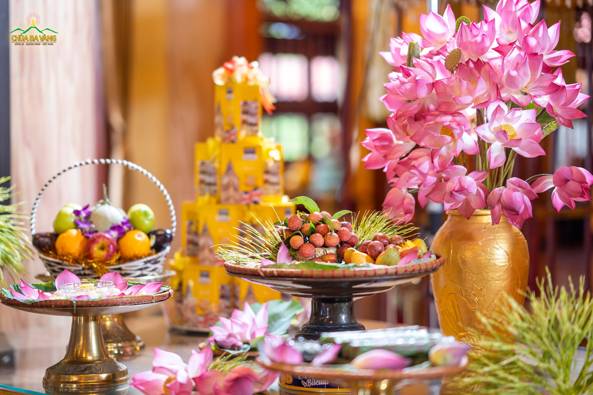 Hoa thơm trái ngọt đầu mùa được các Phật tử bày trí thật đẹp để dâng lên cúng dường Tam Bảo nhân dịp Tết Đoan Ngọ