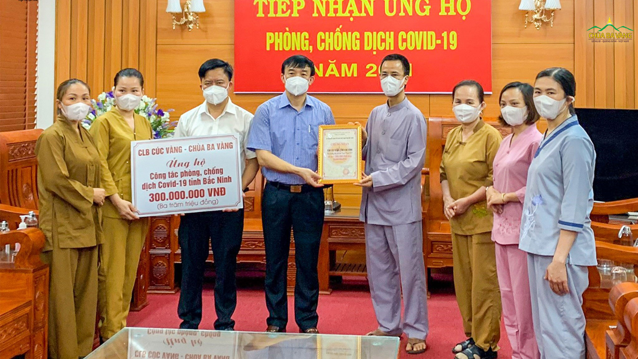 Tiếp nối các hoạt động vì cộng đồng trong mùa dịch Covid-19, Phật tử Câu lạc bộ Cúc Vàng - Tập Tu Lục Hòa đã trao tặng 300.000.000 VNĐ (ba trăm triệu đồng chẵn) cho Ban Thường trực Ủy ban Mặt trận Tổ quốc Việt Nam tỉnh Bắc Ninh