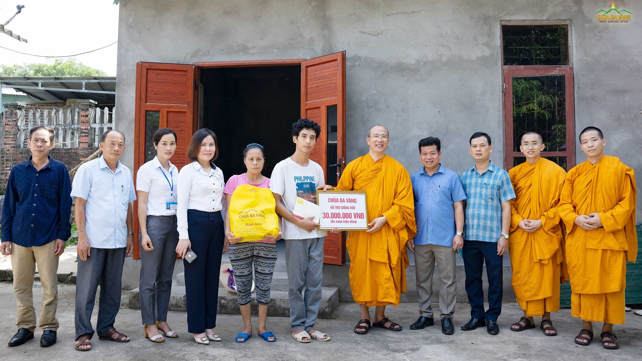 Gia đình bà Nguyễn Thị Hiên đón nhận sự ủng hộ từ chùa Ba Vàng