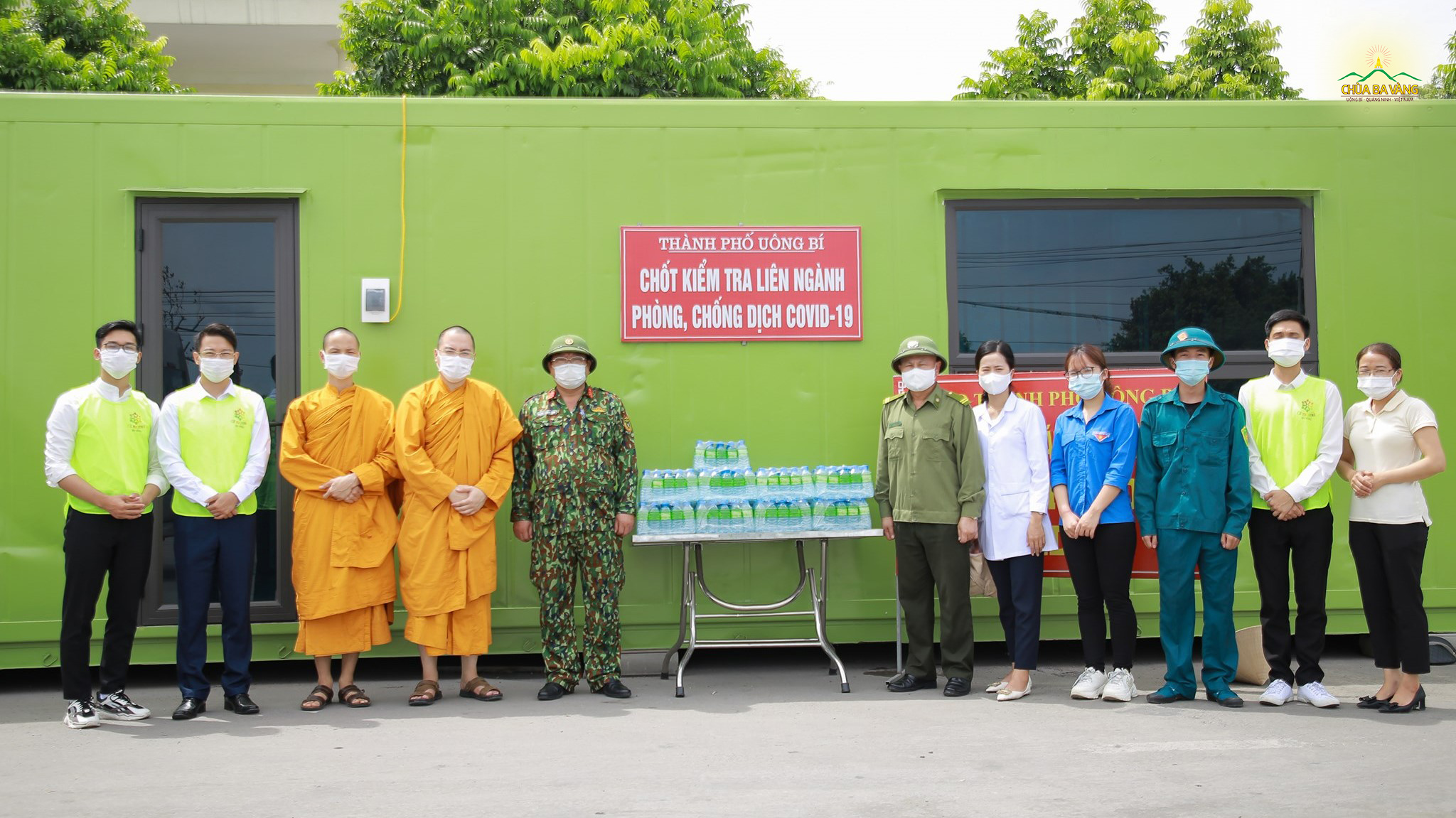 Đại diện chư Tăng chùa Ba Vàng trao tặng 500 chai nước đến các các bộ, chiến sĩ đang làm nhiệm vụ tại chốt kiểm dịch cầu Đá Bạc, phường Phương Nam, thành phố Uông Bí