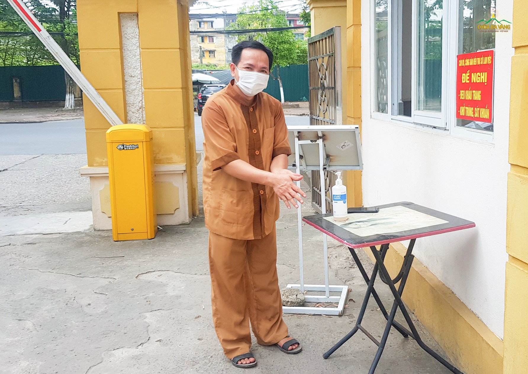 Tại trụ sở Công an thành phố Bắc Ninh, các Phật tử chùa Ba Vàng đã nghiêm túc thực hiện các biện pháp phòng dịch