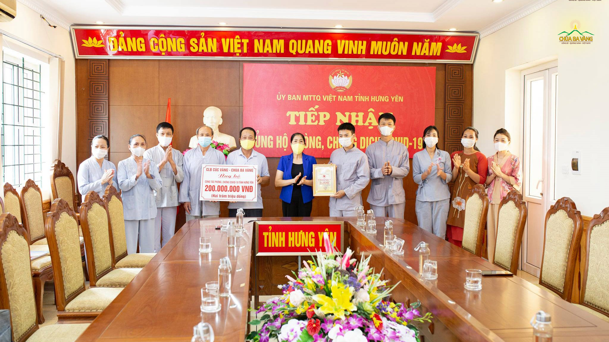 Đại diện các Phật tử trong Câu lạc bộ Cúc Vàng chùa Ba Vàng đã ủng hộ 200 triệu đồng tới Ủy ban MTTQVN tỉnh Hưng Yên để phục vụ cho công tác phòng, chống dịch bệnh Covid-19