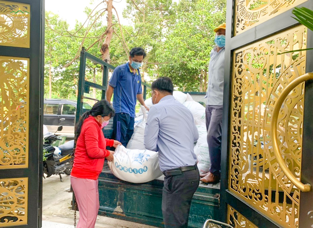 Hàng tấn gạo được các Phật tử chuẩn bị mang lên xe để vận chuyển đến nơi hỗ trợ