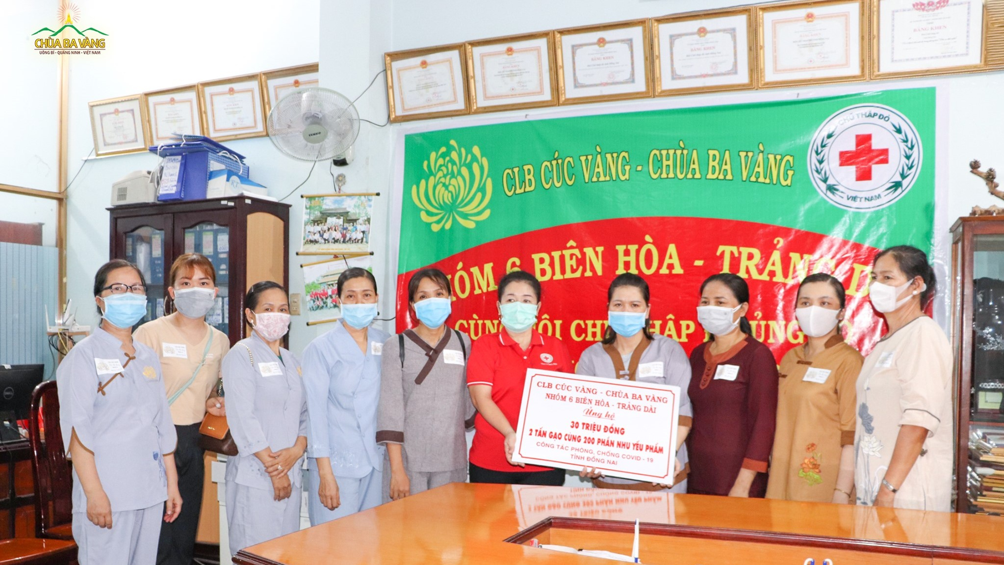 Đại diện các Phật tử chùa Ba Vàng cùng Hội Chữ Thập Đỏ trao tặng 30 triệu đồng, ủng hộ cho các hộ dân có hoàn cảnh khó khăn trên địa bàn tỉnh Đồng Nai