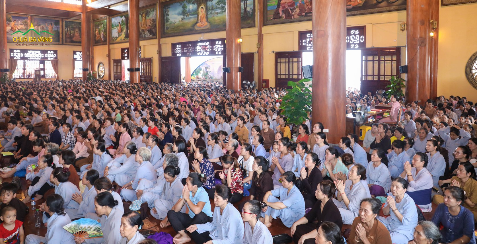 Hàng ngàn Phật tử trang nghiêm tham dự lễ cầu siêu vong linh thai nhi chùa Ba Vàng năm 2019