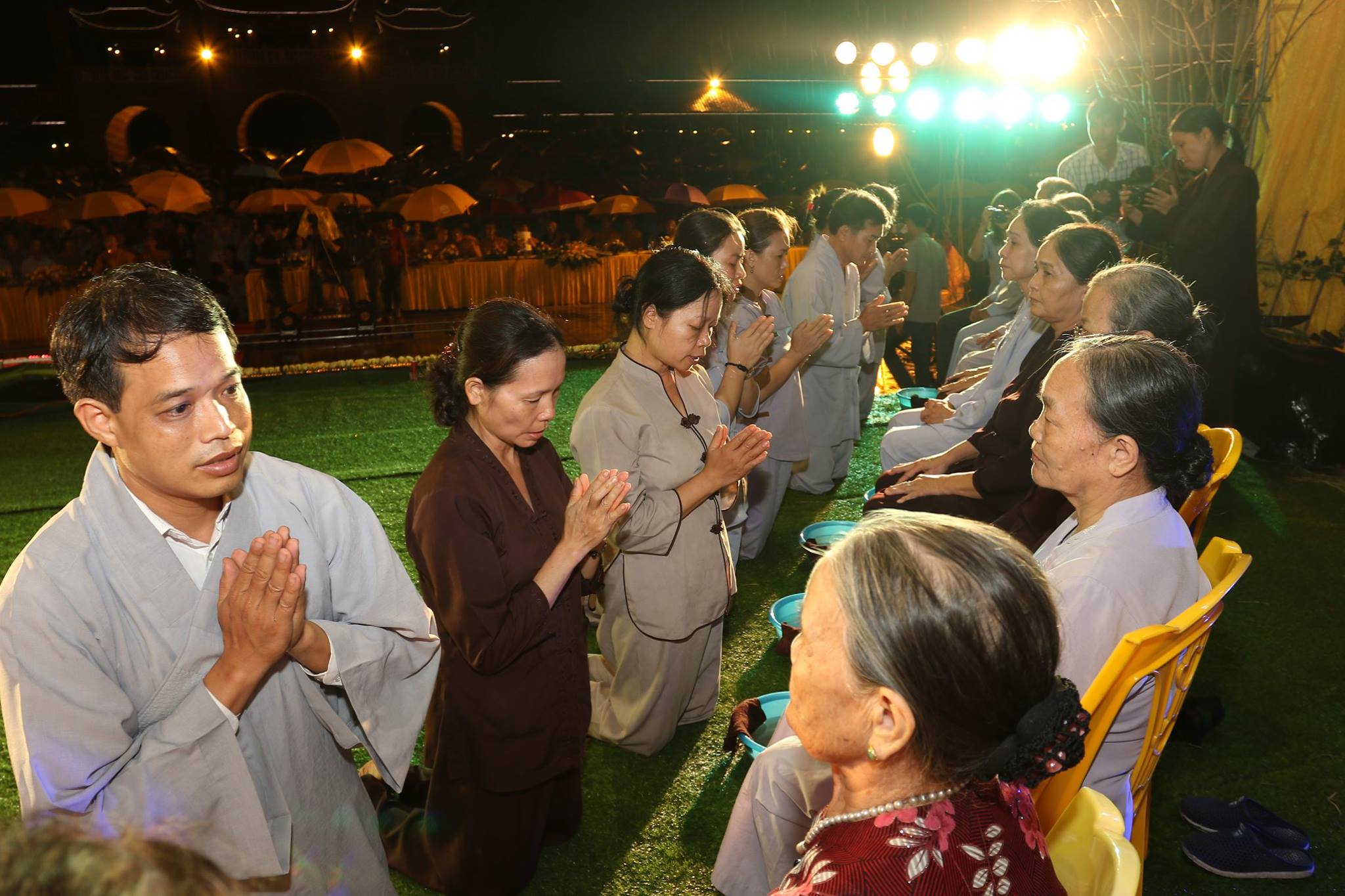 Lễ rửa chân ý nghĩa trong đại lễ Vu Lan báo hiếu năm 2017