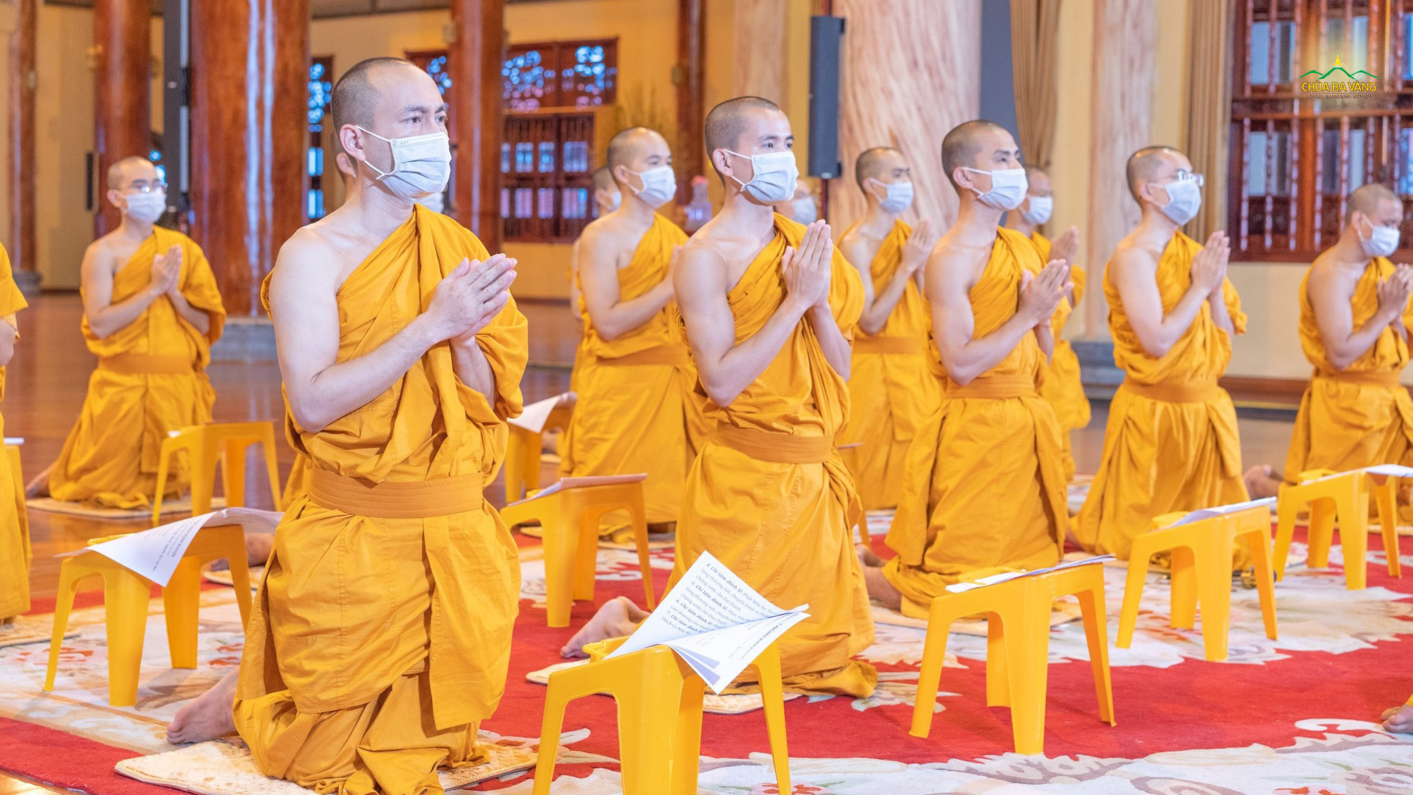 Chư Tăng chắp tay trang nghiêm hướng về ngôi Tam Bảo trong thời khóa tụng kinh kỷ niệm ngày Đức Phật chuyển Pháp luân