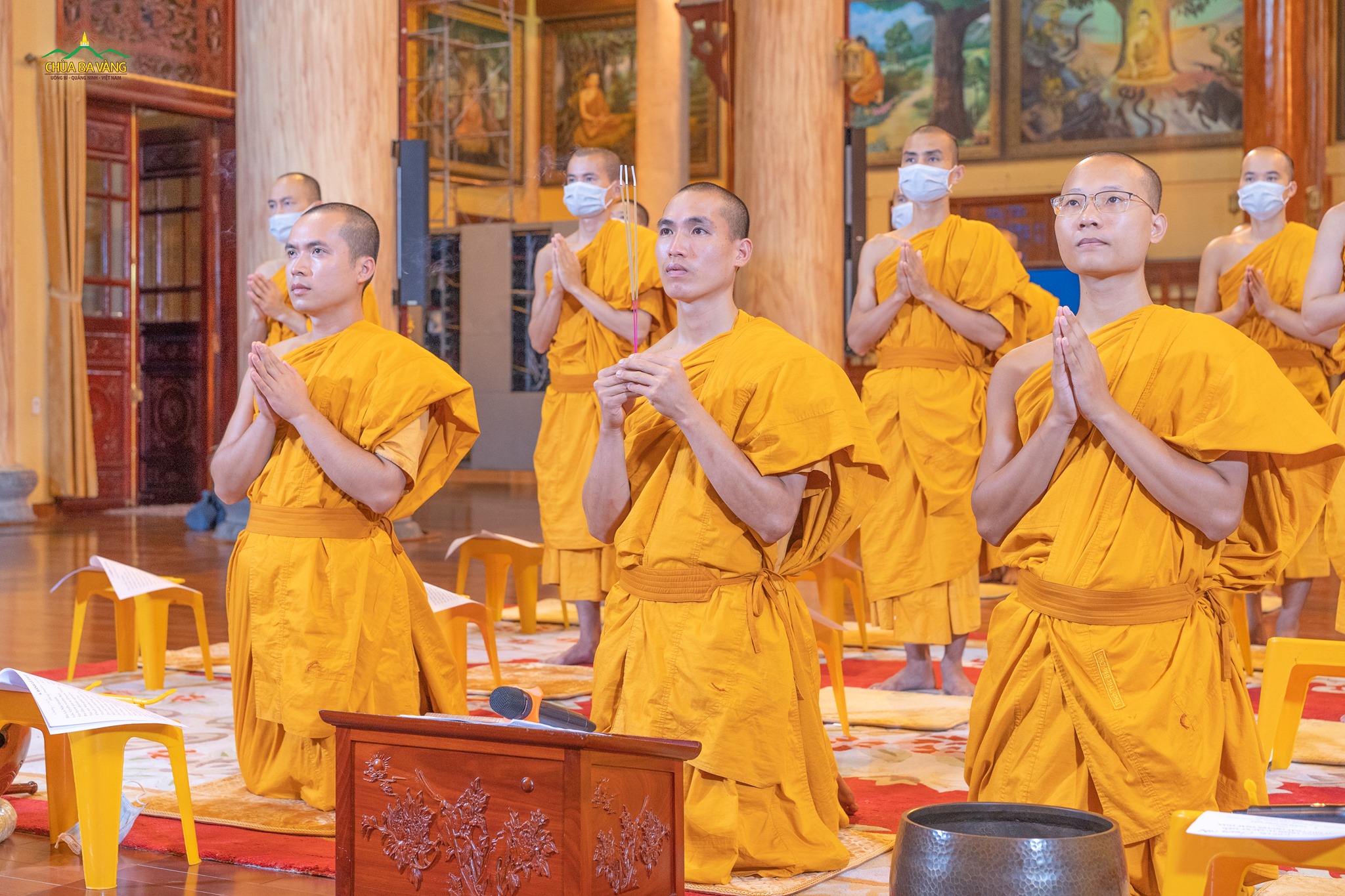 Tại ngôi Chính Điện, chư Tăng chùa Ba Vàng tác lễ niêm hương bạch Phật
