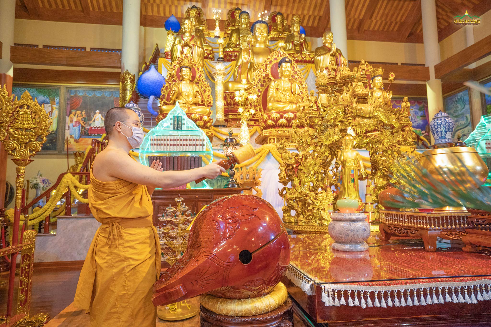 Chư Tăng chùa Ba Vàng trong thời khóa tụng kinh kỷ niệm ngày Đức Phật chuyển Pháp luân