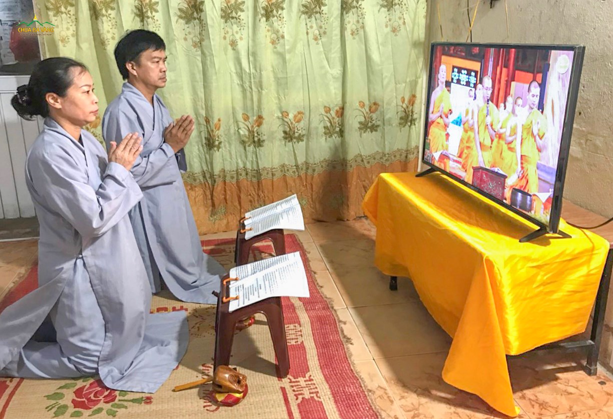 Gia đình Phật tử tham gia thời khóa tụng kinh qua mạng trực tuyến