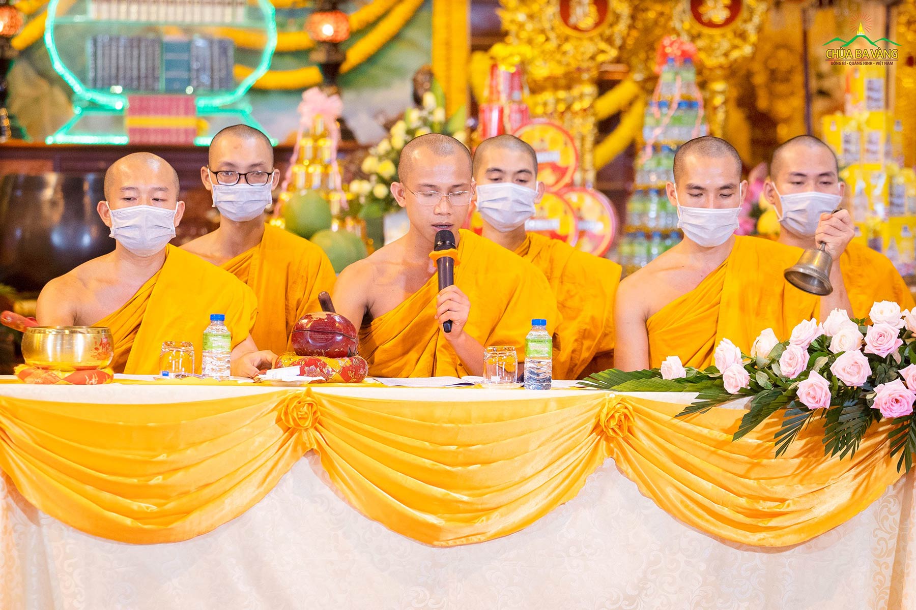 Nương năng lực của mười phương Tam Bảo, chư Tăng triệu thỉnh vong linh hài nhi của các tín chủ đã đăng ký với nhà chùa về dự lễ.