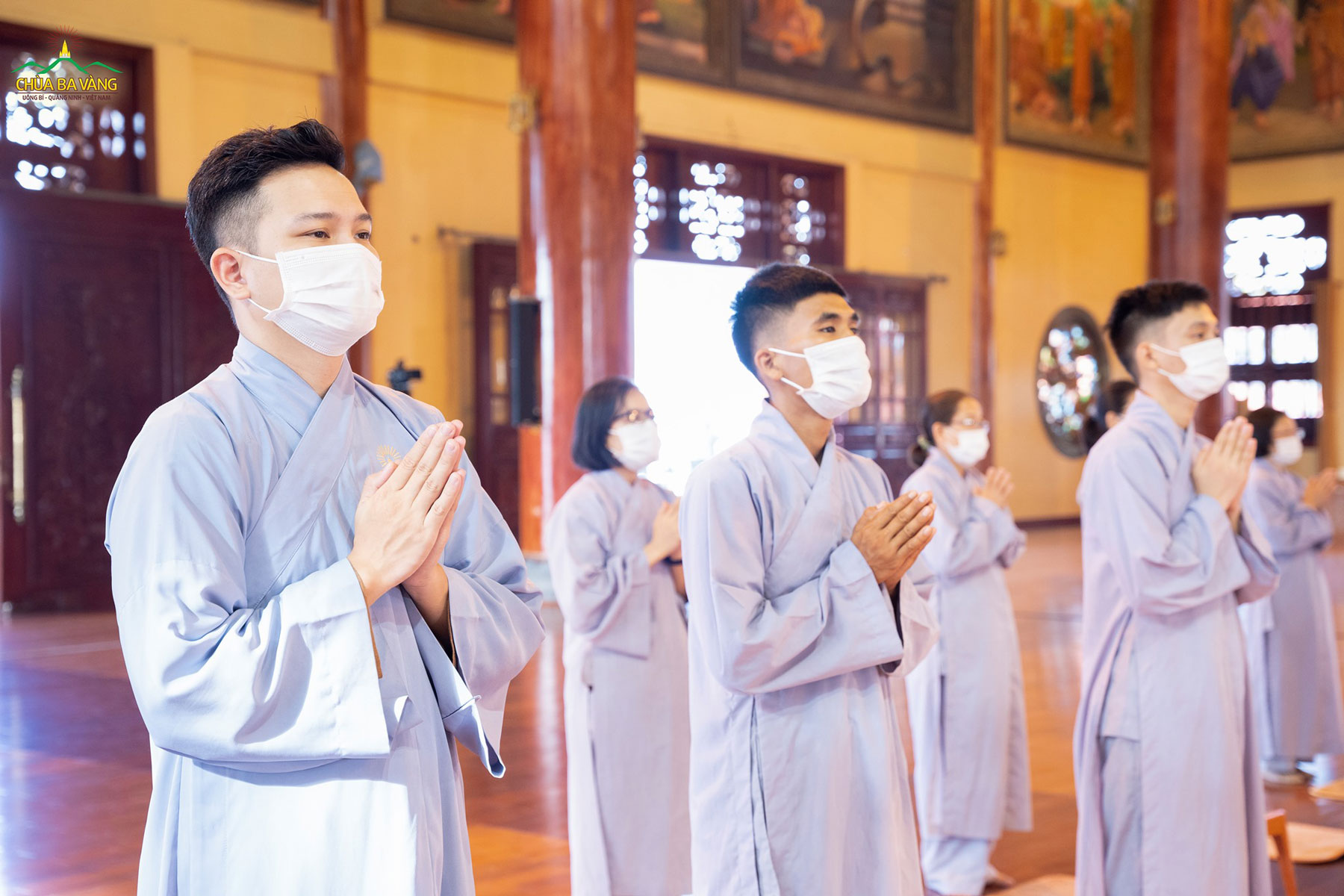 Phật tử đang tu học cấm túc tại chùa tham dự buổi lễ tụng kinh