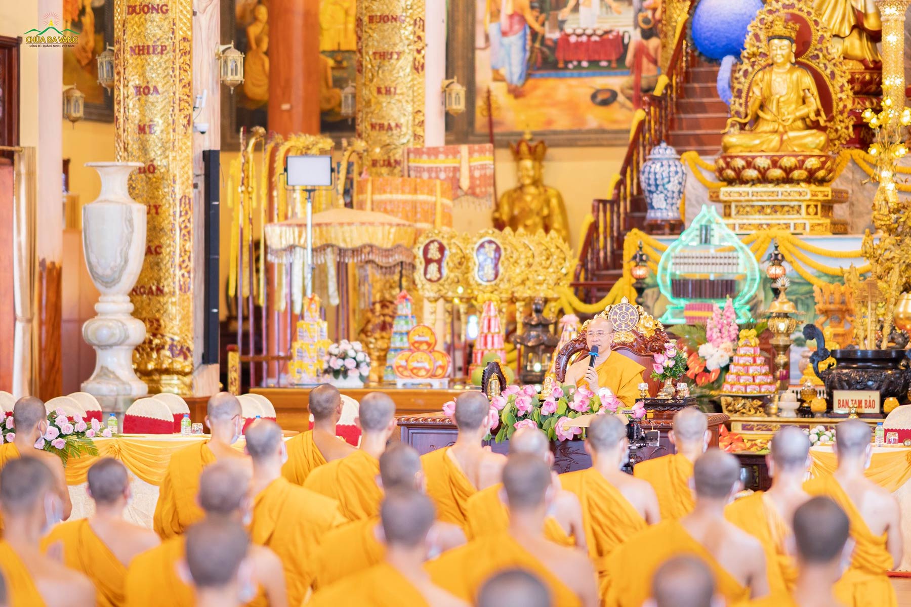 Sư Phụ từ bi ban bố những lời đạo từ cho các Phật tử
