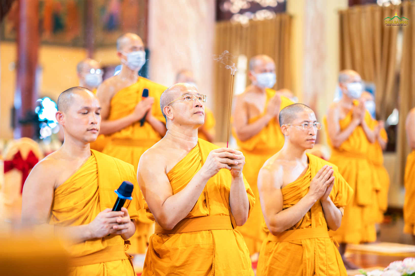 Mở đầu buổi lễ, Sư Phụ dâng hương khải bạch mười phương chư Phật, chư Bồ Tát lai lâm chứng giám cho đàn tràng