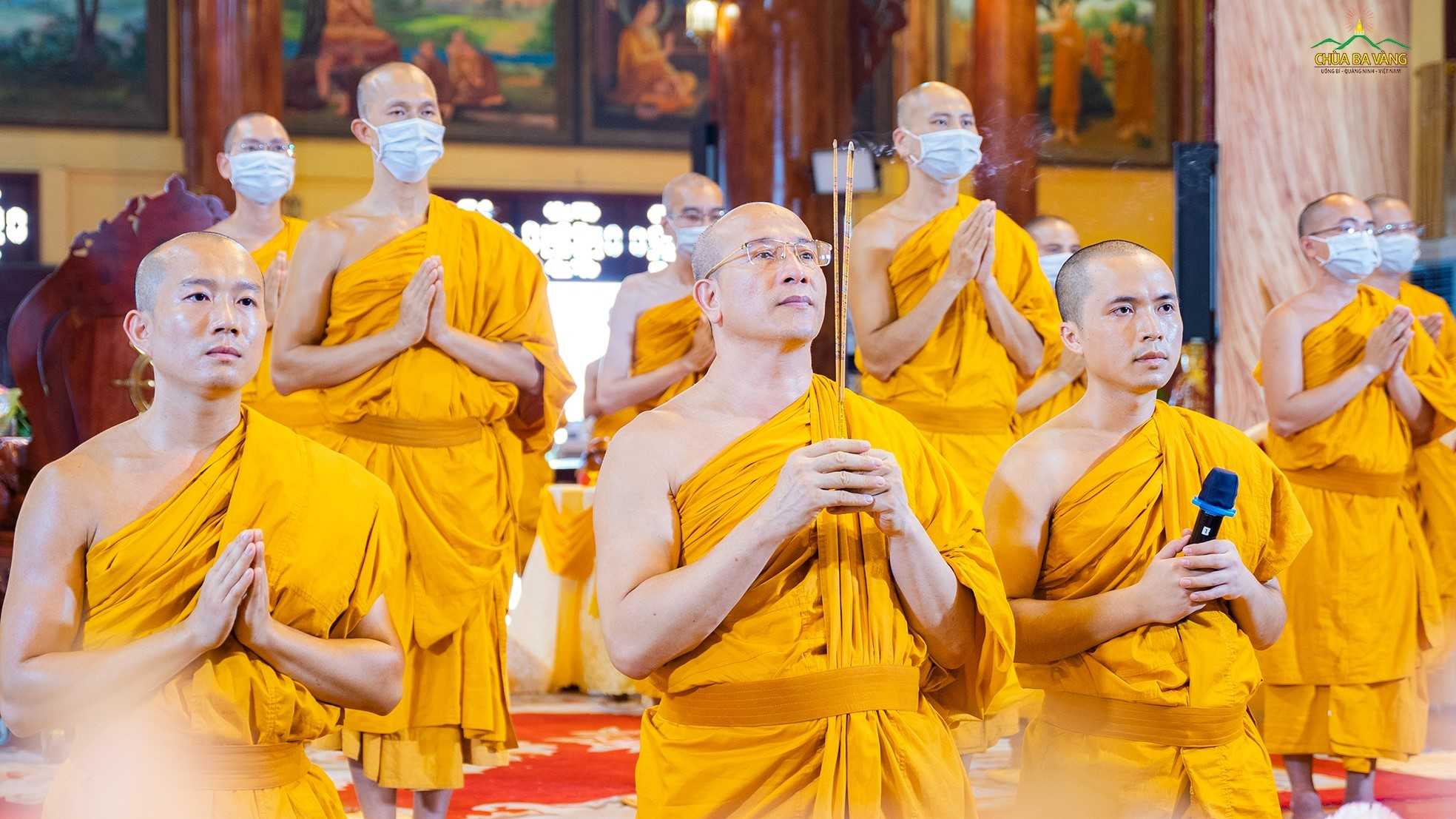 Để bắt đầu khóa lễ, Sư Phụ niêm hương bạch Phật.