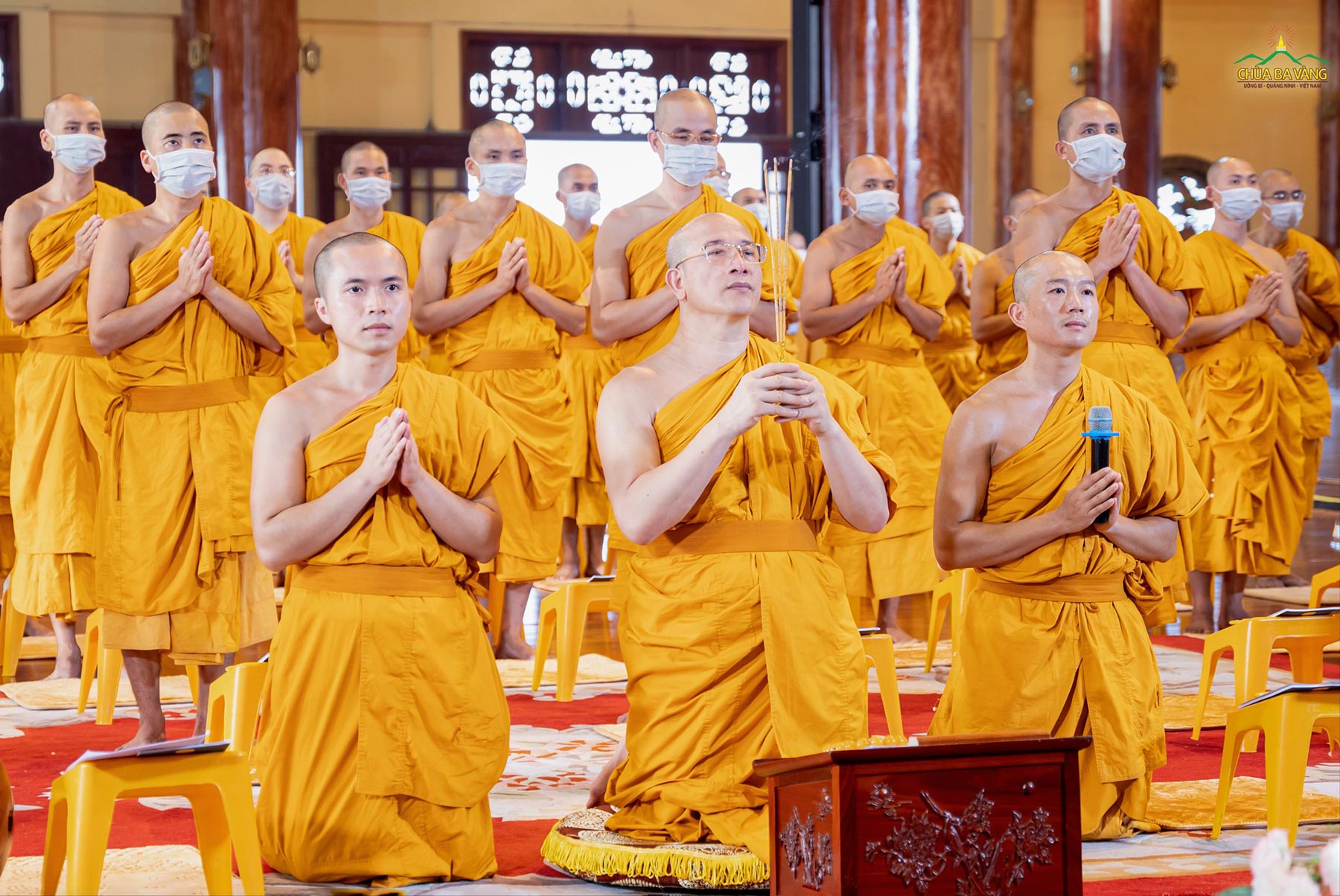 Sư Phụ niêm hương bạch Phật bước vào buổi tụng kinh