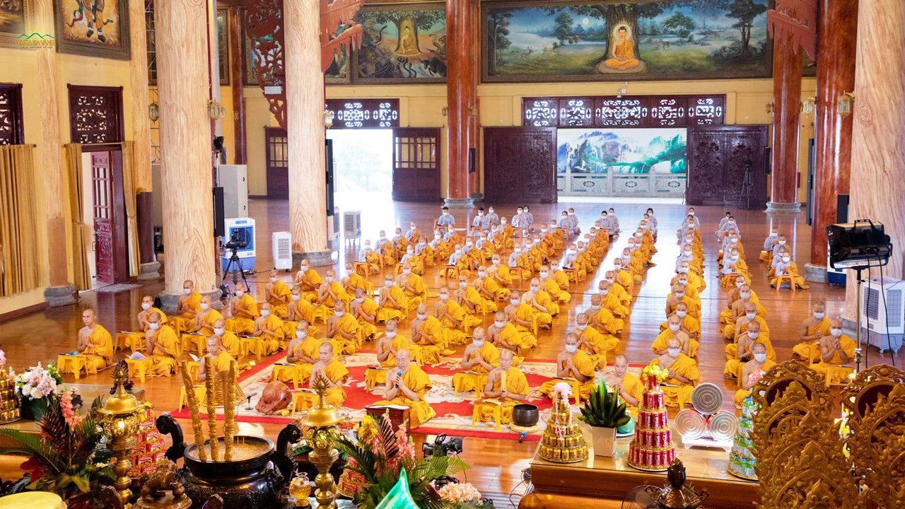 Buổi lễ trì tụng kinh Dược Sư, cầu quốc thái dân an, cầu siêu anh hùng liệt sĩ, cầu nguyện hóa giải dịch bệnh được diễn ra trong không khí trang nghiêm, với sự tham gia của Tăng Ni, Phật tử đang tu tập cấm túc tại chùa Ba Vàng.