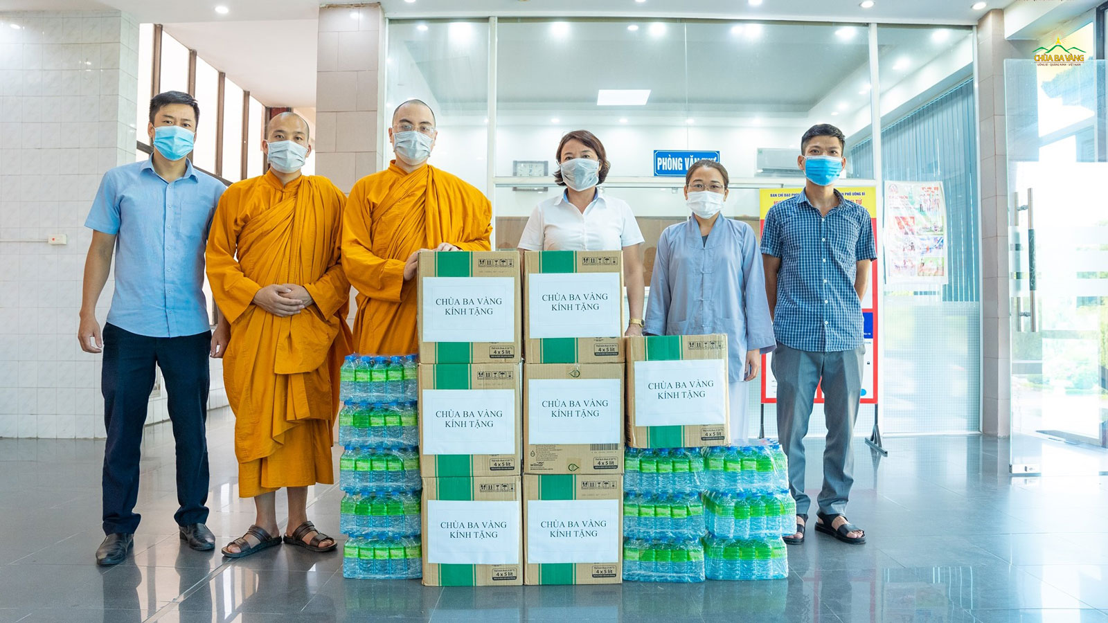 Ngày 26/7/2021, được sự chỉ dạy trên Sư Phụ Thích Trúc Thái Minh, chư Tăng chùa Ba Vàng đã đến UBND thành phố Uông Bí để gửi tặng 1000 chai nước tinh khiết cùng thực phẩm cần thiết cho các chốt phòng dịch trên địa bàn thành phố